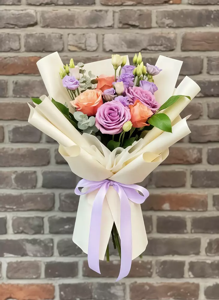 Букет цветов из: Лизиантусы и Розы в Колычево Можайского района