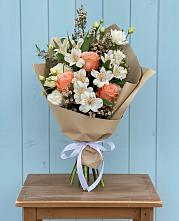 Букет цветов из:  Альстромерии, Лизиантусы, Розы и Хризантемы в Колычево Можайского района