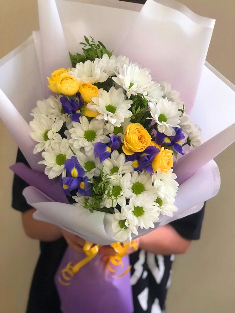 Букет цветов из: Ирисы, Хризантемы и Розы в Колычево Можайского района