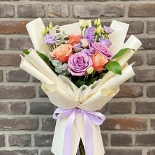 Букет цветов из:  Лизиантусы и Розы в Колычево Можайского района