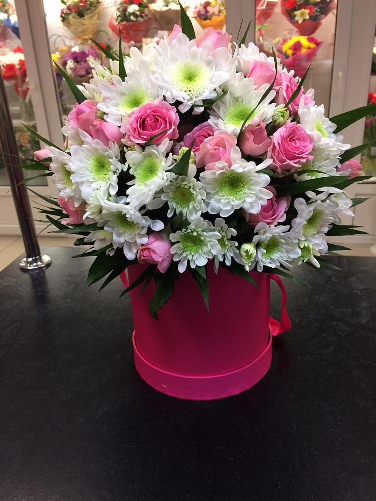 Цветочная композиция из Розы и Хризантемы в шляпной коробке в Колычево Можайского района